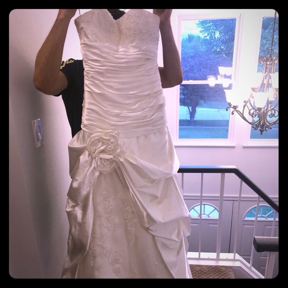 Wedding dress. Never worn - Picture 2 of 4